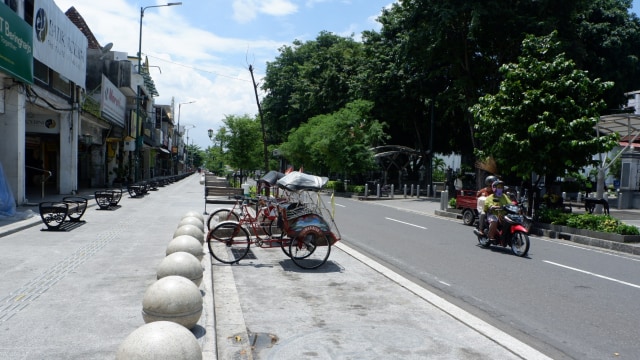 Sejumlah becak terparkir di Jalan Malioboro, Kota Yogyakarta. Foto: Arfiansyah Panji Purnandaru/kumparan