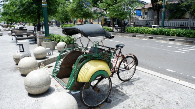 Sebuah becak terparkir di tepi Jalan Malioboro, Kota Yogyakarta. Foto: Arfiansyah Panji Purnandaru/kumparan