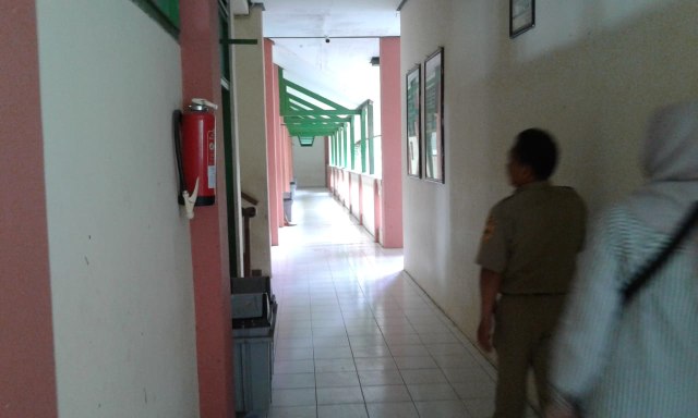 Salah satu SMK di Tegal nampak sepi karena siswa belajar dengan sistem daring. (foto: bentar)