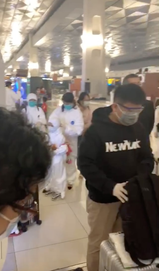 Repro video bernarasi adanya tim medical dari Warga Negara Republik Rakyat Tiongkok datang ke Indonesia di Bandara Soekarno-Hatta. (Foto: Kemenkumham)