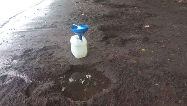Air tawar didapatkan di dalam pasir di bibir pantai Teluk Powate, Makeang, Maluku Utara. Foto : Fardi M. Nur/cermat
