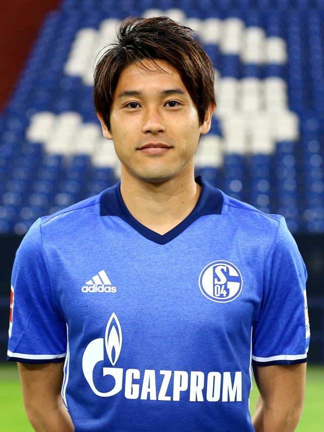 Atsuto Uchida saat berkostum Schalke 04. Foto: Getty Images/Christof Koepsel
