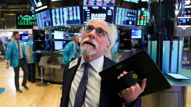 Trader Peter Tuchman bekerja di New York Stock Exchange (NYSE) di New York. Foto: REUTERS / Bryan R Smith
