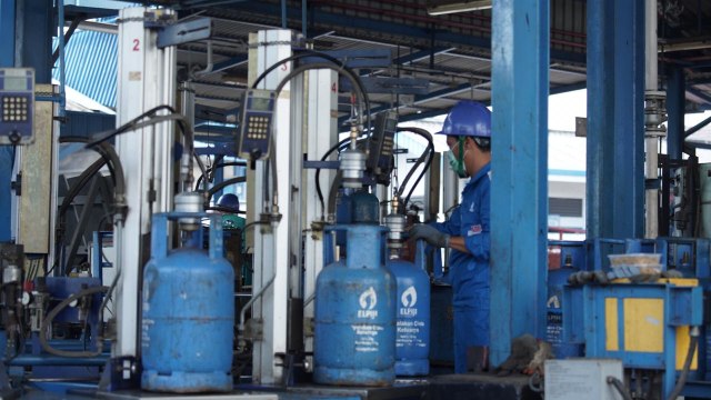 Petugas mengisi gas di tempat pengisian milik Pertamina. Foto: Dok. Pertamina