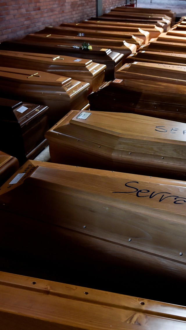 
Peti mati untuk orang meninggal karena penyakit coronavirus (COVID-19) di gereja pemakaman Serravalle Scrivia, Italia. Foto: REUTERS / Flavio Lo Scalzo