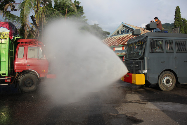 Water cannon milik Polres Kolaka Utara semprot mobil di Pelabuhan Tobaku. Foto : Lukman Budianto/Kendarinesia