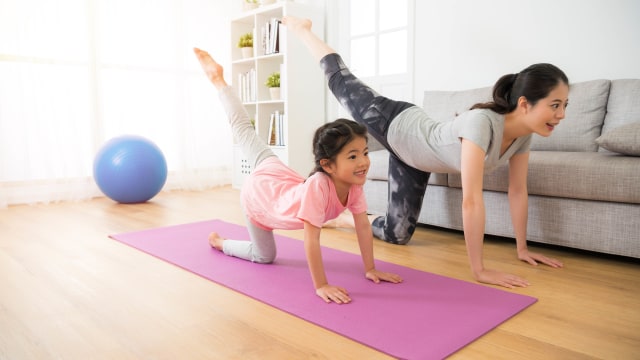 Ilustrasi yoga bersama anak di rumah. Foto: shutterstock