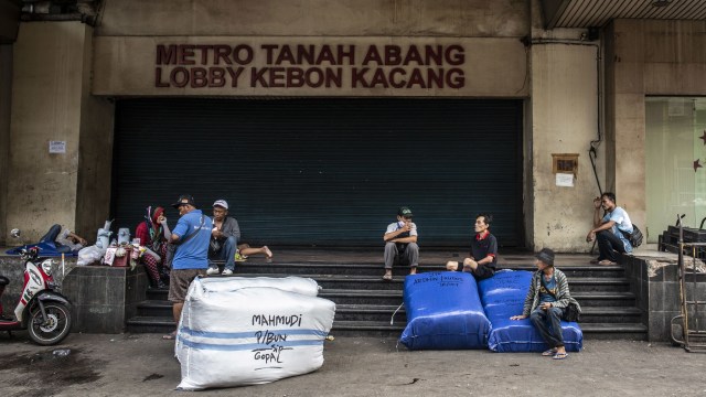 Warga beraktivitas di depan pintu masuk Pasar Tanah Abang yang tutup di Jakarta Foto: ANTARA FOTO/Aprillio Akbar