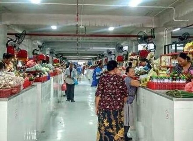 Suasana di pasar Badung, Denpasar yang terlihat sepi setelah merebaknya wabah Corona - IST