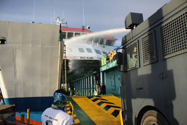 Water Cannon menyemprot kapal feri di Pelabuhan Tobaku. Foto: Lukman Budianto/kendarinesia.