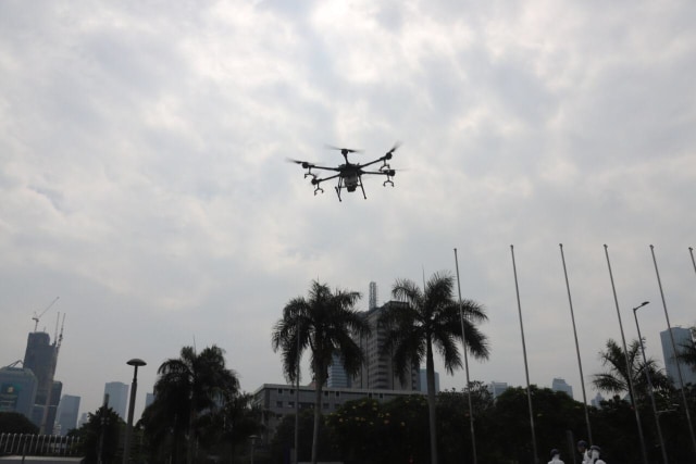 Pemkot Jaksel bersama TNI AU semprotkan cairan disinfektan menggunakan drone di wilayah Jakarta Selatan Foto: Humas Wali Kota Jakarta Selatan