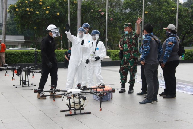 Pemkot Jaksel bersama TNI AU semprotkan cairan disinfektan menggunakan drone di wilayah Jakarta Selatan Foto: Humas Wali Kota Jakarta Selatan