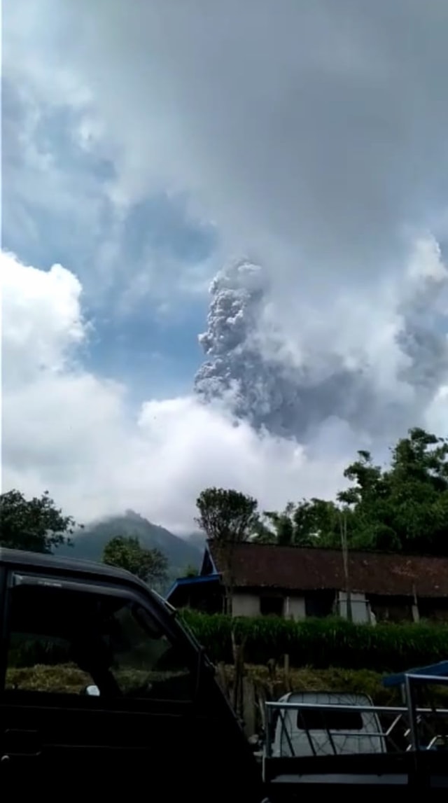 Merapi Kembali Erupsi, Lontarkan Kolom Abu Setinggi 5000 Meter ...