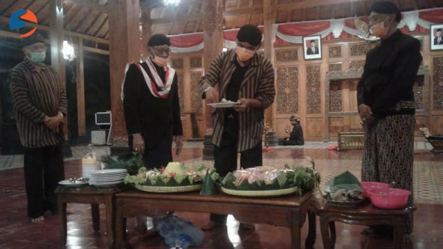 Acara kirim doa yang dilaksanakan di Pendopo Loji Gandrung. (Agung Santoso)