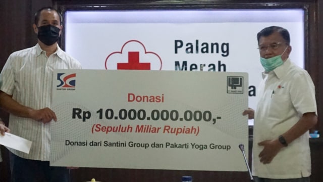 Ketua PMI Jusuf Kalla menerima bantuan penanganan virus corona di Indonesia dari KADIN Indonesia dan APINDO. Foto: Dok. PMI