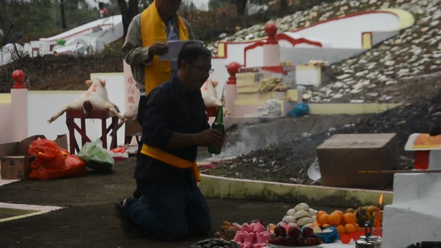 Salah satu prosesi dalam ritual sembahyag kubur. Foto: Hasrullah/kepripedia.com