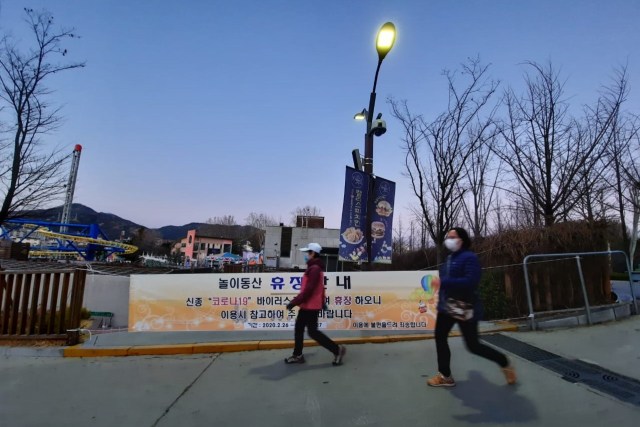 Pengumuman penutupan taman wisata di sekitar Seoul, Korea Selatan. Foto: Khiththati/acehkini 