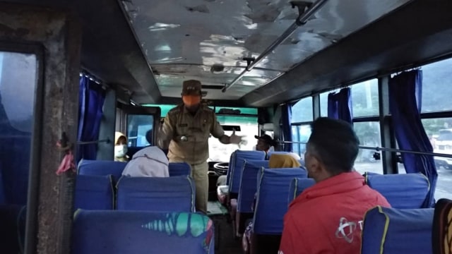 Pemkab Sumedang mengecek setiap bus yang datang dari Jabodetabek untuk cegah corona. Foto: Dok. Pemkab Sumedang