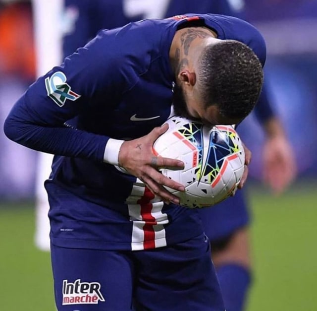 Neymar mencium nola. Foto: Sosial media Neymar
