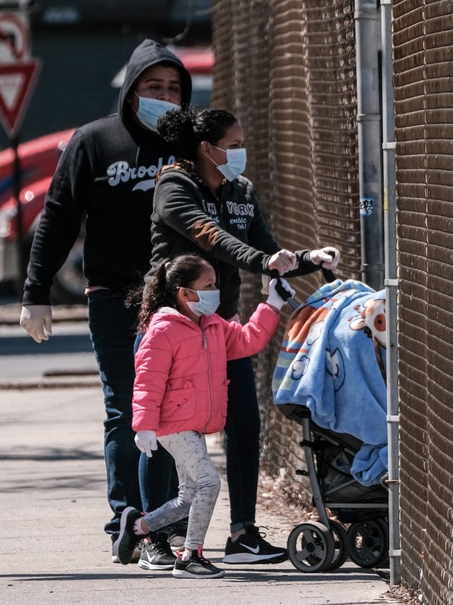 Pengunjung supermarket mengenakan masker di wilayah Brooklyn di New York City, AS, 26 Maret 2020. Foto: REUTERS/Stephen Yang