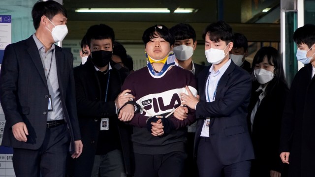 Cho Ju-bin (tengah), diduga sebagai pemimpin jaringan pemerasan seksual online Korea Selatan, saat akan dipindahkan ke kantor kejaksaan di Seoul, 25 Maret 2020. Foto: REUTERS/Kim Hong-Ji