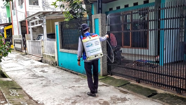 Penyemprotan disinfektan oleh petugas dari Rumah Yatim untuk mengurangi potensi penyebaran Covid-19 di Kota Bandung, Jumat (27/3). (Foto: Assyifa/bandungkiwari.com)