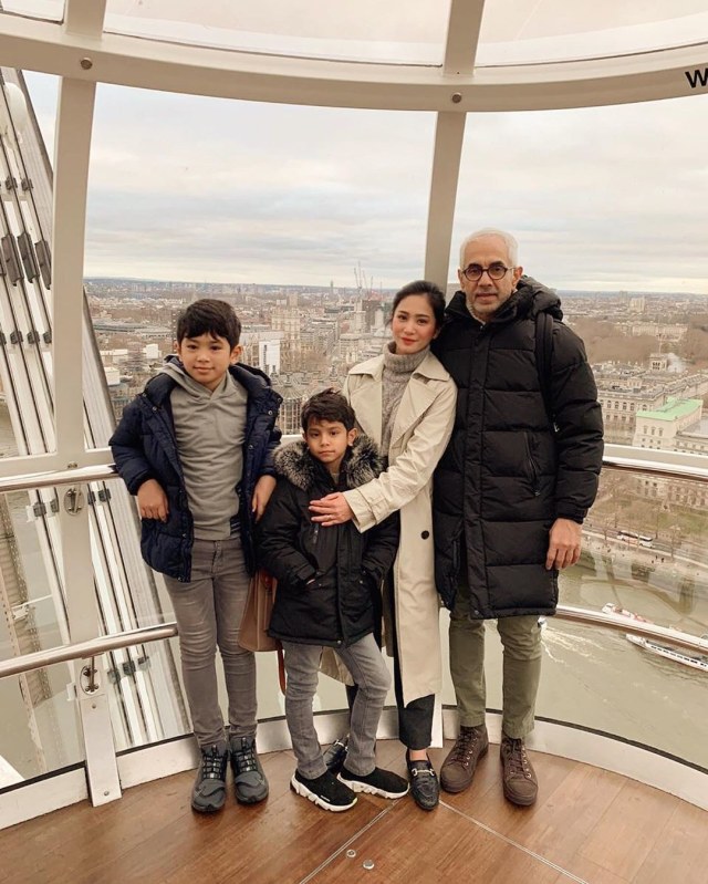 Bunga Zainal bersama suami dan anak-anaknya. Foto: Instagram @bungazainal05.