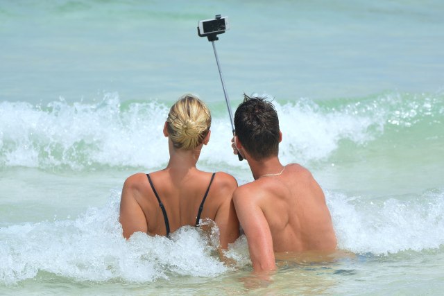 selfie-900001_1920.jpg