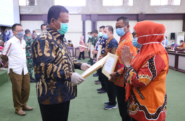 Gubernur Lampung Arinal Djunaidi menyerahkan sejumlah APD dan Rapid Tes untuk penanganan Covid-19 di Lampung, Jumat (27/3) | Foto : Adpim Pemprov Lampung