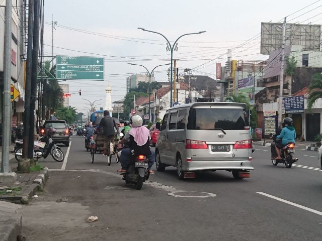 Perempatan Tugu Jogja dari arah barat pada Jum'at (27/3) masih ramai lancar. Foto : Widi Erha Pradana. 