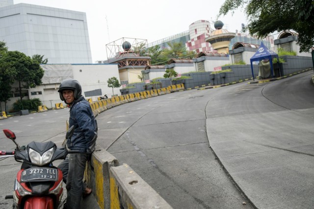 Pengendara motor berhenti di kawasan Terminal Blok M, Jakarta. Foto: ANTARA FOTO/Galih Pradipta