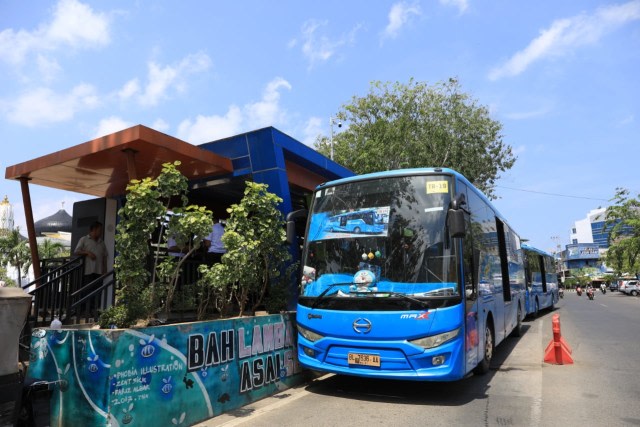 Bus Trans Koetaradja saat berhenti di halte depan Masjid Raya Baiturrahman, Banda Aceh. Foto: Irfan Fuadi-Humas Dishub Aceh