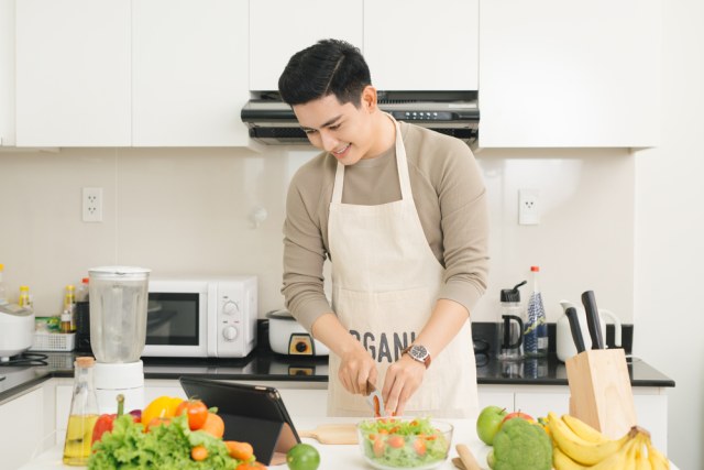 Ilustrasi Pisces memasak makanan sehat di rumah. Foto: Shutterstock