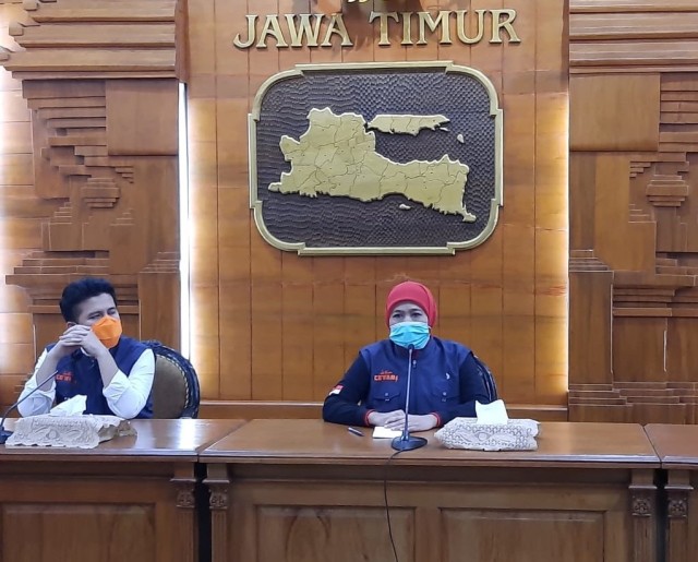 Konferensi pers Gubenur Jawa Timur, Khofifah Indar Parawansa, di Gedung Negara Grahadi, Jumat (27/3). Foto: Yuana Fatwalloh/kumparan