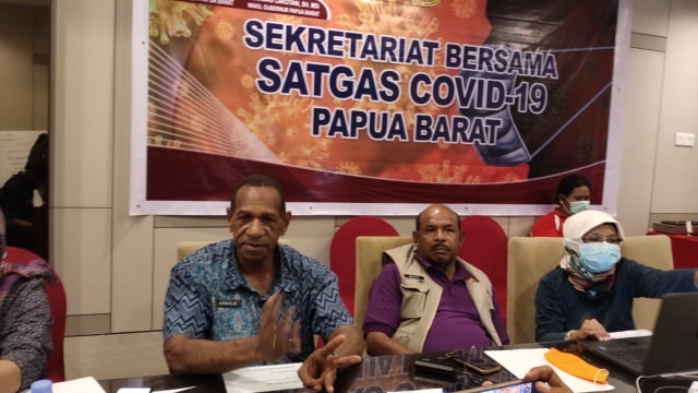 Juru bicara Satgas Covid-19 Papua Barat, Arnoldus Tiniap dalam keterangan pers terkait pasien corona COVID-19 di Kota Sorong. (BumiPapua.com/Irsye Simbar)
