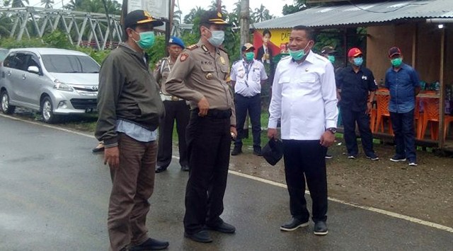 Bupati Kabupaten Bolmut, Drake Depri Pontoh (baju putih) bersama pihak kepolisian meninjau jalan perbatasan yang akan ditutup untuk mengantisipasi penyebaran virus corona (foto: Pemkab Bolmut) 