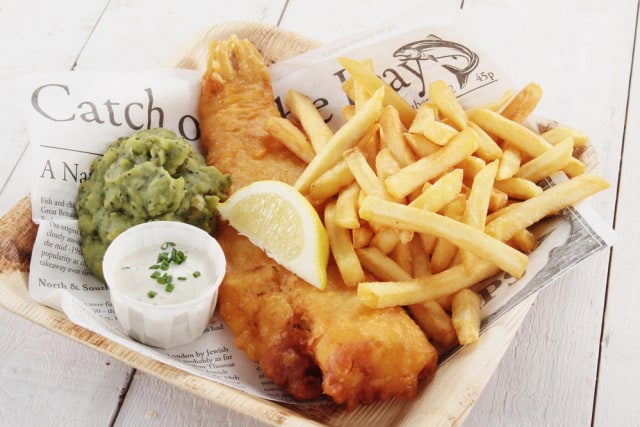 Ilustrasi fish and chips makanan khas Inggris dengan kentang goreng Foto: Shutter Stock