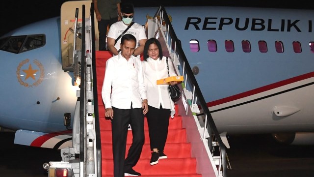 Presiden Joko Widodo bersama Iriana Jokowi saat tiba di Surakarta, untuk menghadiri tahlilan ibunda Jokowi, Sudjiatmi Notomihardjo. Foto: Biro Pers Sekretariat Presiden/Rusman
