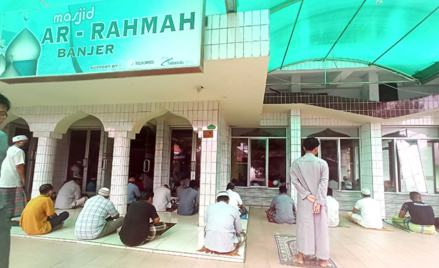Salat Jumat Berjamaah di salah satu masjid di Kota Manado, Sulawesi Utara. Seluruh jamaah mematuhi aturan social distancing dan memilih menjaga jarak saat salat (foto: febry kodongan/manadobacirita)