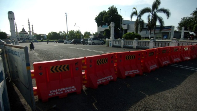 Water barrier dipasang untuk menutup jalan ke arah alun-alun Kota Tegal, Jawa Tengah. Foto: ANTARA/Oky Lukmansyah