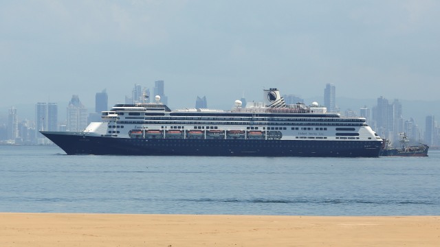 Kapal pesiar MS Zaandam saat berlabuh di Panama City, Panama. Foto: REUTERS / Erick Marciscano