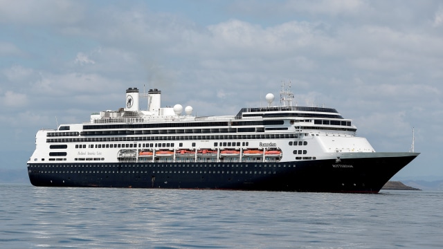 Kapal pesiar MS Zaandam saat berlabuh di Panama City, Panama. Foto: REUTERS / Erick Marciscano