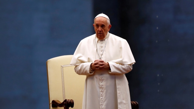 Paus Fransiskus menyampaikan berkat di Lapangan St. Peter, Vatikan.  Foto: REUTERS / Yara Nardi