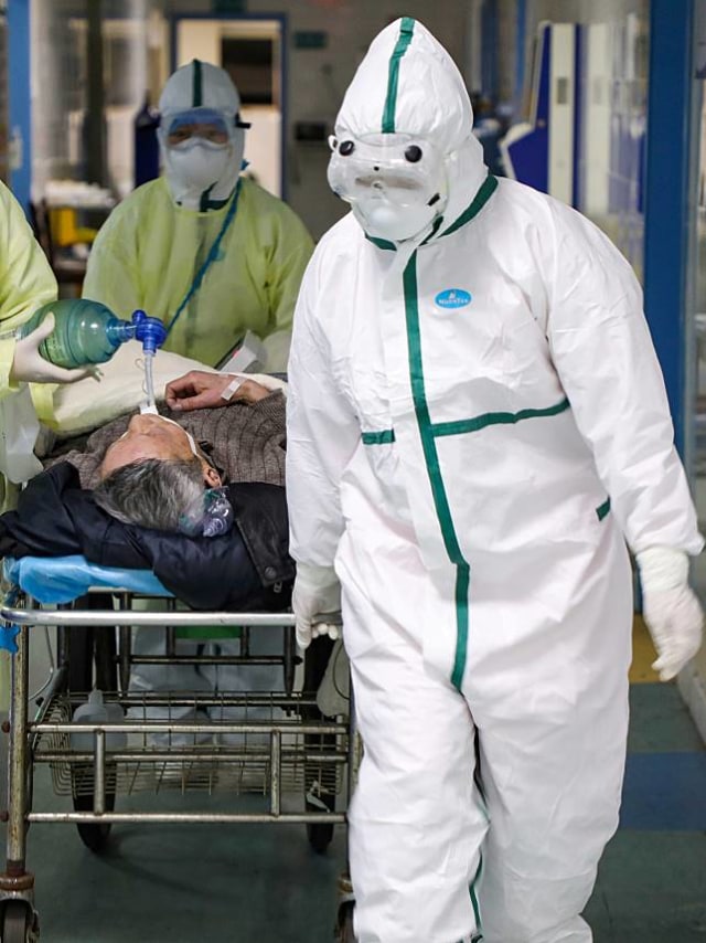 Ilustrasi petugas medis berpakaian hazmat. Foto: Reuters