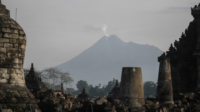 Asap solfatara keluar dari puncak Gunung Merapi usai erupsi terlihat dari Candi Pralosan, Prambanan, Klaten, Jawa Tengah, Sabtu (28/3/2020). Foto: ANTARA FOTO/Hendra Nurdiyansyah