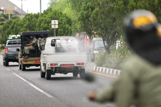 Penyemprotan disinfektan di wilayah Kota Banda Aceh. Foto: Suparta/acehkini