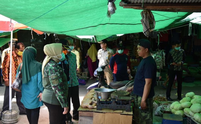 Bupati Kobar Nurhidayah bersama Kepala Disperindagkop UKM Kobar sidak ke Pasar Indra Sari. (Foto: Prokom Kobar)