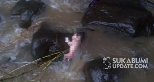 Mayat balita yang ditemukan tersangkut bebatuan di Sungai Cigunung Kabupaten Sukabumi, Jumat (27/3/2020). | Sumber Foto:ISTIMEWA