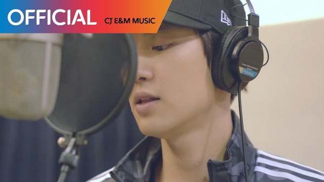Chanyeol EXO menyanyikan OST Goblin, Stay With Me. Foto: Youtube/CJ E&M