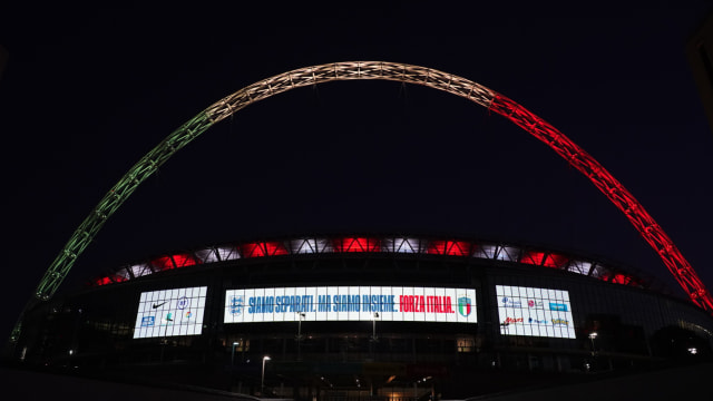 Stadion Wembley menyalakan lampu berwarna bendera Italia sebagai bentuk dukungan memerangi virus corona dari Inggris. (Foto: Twitter/@England)